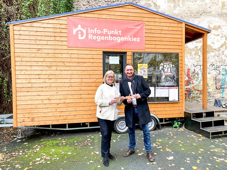 Bezirksbürgermeisterin Cerstin Richter-Kotowski und Michael Pawlik (Leiter der Wirtschaftsförderung Steglitz-Zehlendorf) vor einem Tiny House. Foto: BA ST-Z