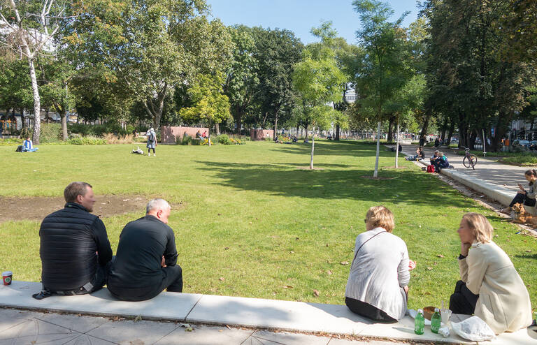 Laden zum Verweilen ein: Die weitläufigen Rasenflächen des neugestalteten Olivaer Platzes.