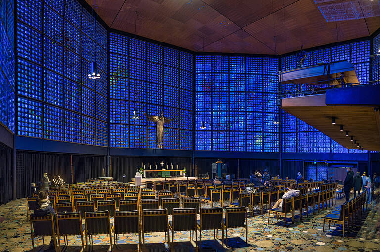 „Blau ist der Friede“ – das spiegelt sich im Innern der Gedächtnis-Kirche wider.