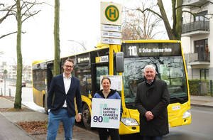 Vor der umbenannten Bushaltestelle, v. l. n. r.: Guido Paterna, Kerstin Patt, Gerd Huwe. Foto: Manuel Tennert/Martin Luther Krankenhaus