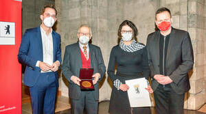 Verleihung der Ferdinand-von-Quast-Medaille: Dr. Christoph Rauhut, Dr. Eckard Siedke, Dr. Beatrix von Wedel und Dr. Klaus Lederer. Foto: Anne Herdin/Landesdenkmalamt Berlin