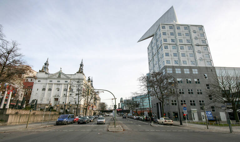 Unterschiedliche Architektur prägt die Kantstraße.
