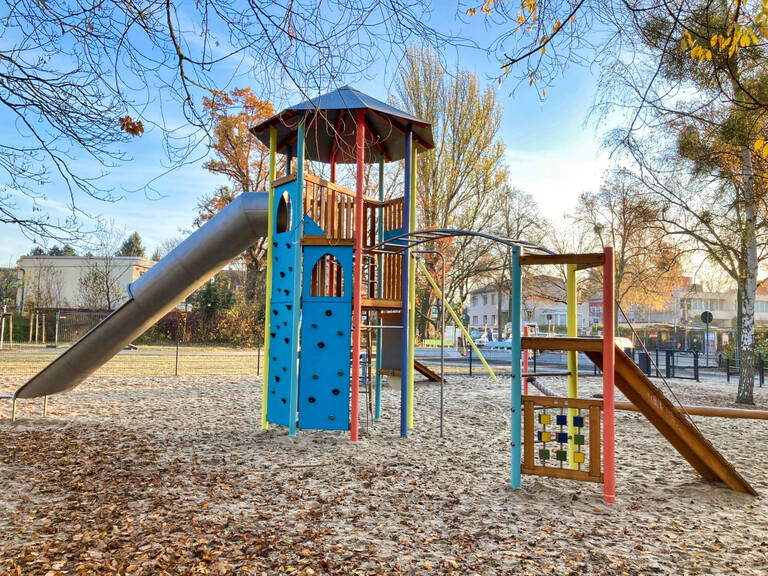 Im Rahmen der Überarbeitung bekam der Spielplatz Scheelestraße neue Spielgeräte. Foto: Utz Keil