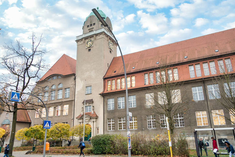 Das Arndt-Gymnasiums in Dahlem bekommt ab dem Frühjahr 2022 eine Solaranlage.