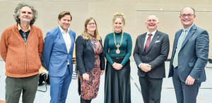 Das neue Bezirksamt: Oliver Schruoffeneger (Grüne), Fabian Schmitz-Grethlein (SPD), Heike Schmitt-Schmelz (SPD), Kirstin Bauch (Grüne), Detlef Wagner (CDU) und Arne Herz (CDU). Foto: BACW