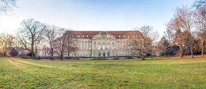 Kleistpark mit Kammergericht, das zwischen 1909 und 1913 erbaut wurde.