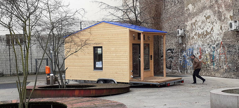 Das Tiny House ist in das Eigentum des Bezirks übergegangen. Es steht auf dem Spielplatz an der Fugger-/Ecke Eisenacherstraße. Foto: Jacqueline Lorenz