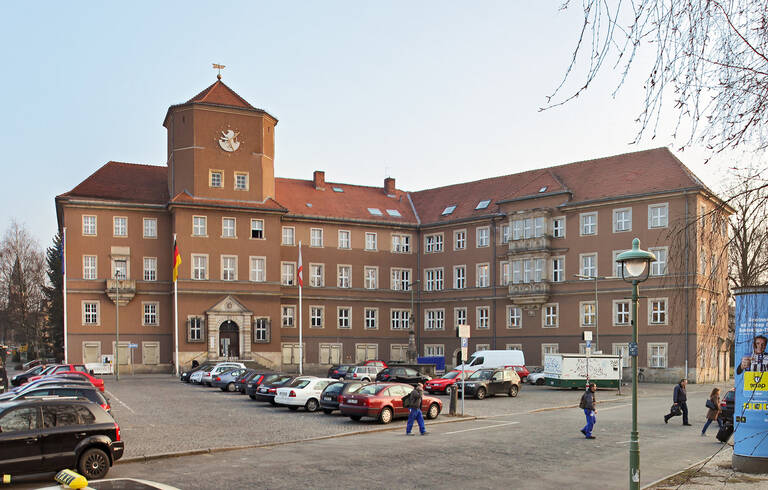 Die medizinischen Masken werden am Rathaus Lankwitz ausgegeben.