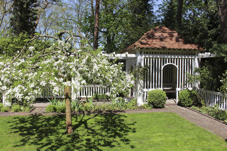 Landhaus Muthesius in Nikolassee, Holzpergola. Foto: Deutsche Stiftung Denkmalschutz/Schabe