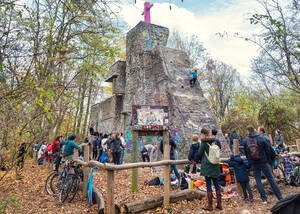 Kletterturm des Deutschen Alpenverein auf dem Teufelsberg.