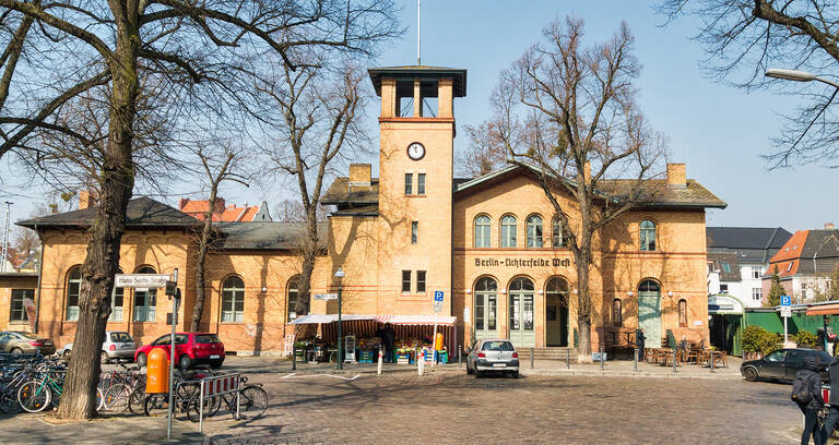 Der Bürgertreffpunkt im Bahnhof Lichterfelde West bietet unterhaltsame Nachmittage.