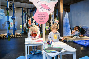 Ausstellung „Ich bin Meer!“ mit Kindern in Aktion. Foto: André Wagenzik