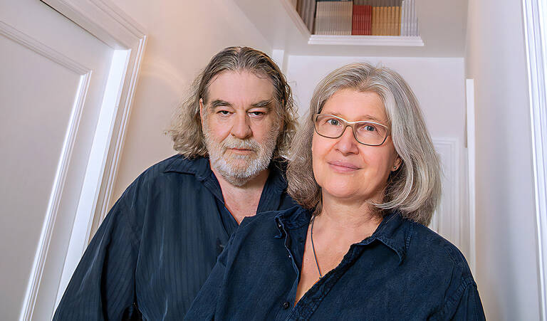 Evelyn Weissberg und Hermann Ebling: Das bücherbegeisterte Verlegerpaar pflegt und vermittelt Friedenauer Kulturgeschichte. Foto: Tanja Fuegener / Fotostudio Fügener