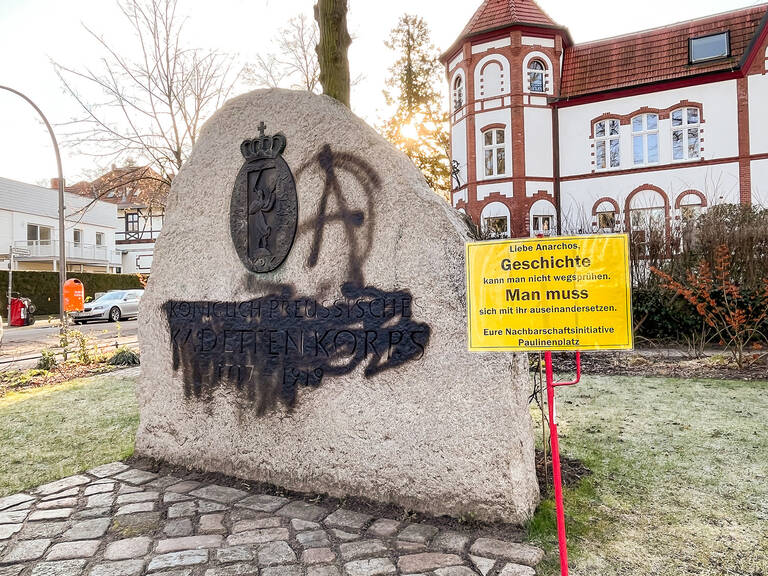 Der Kadettenstein wurde zum wiederholten Mal beschmiert. Foto: Michael Schroeren