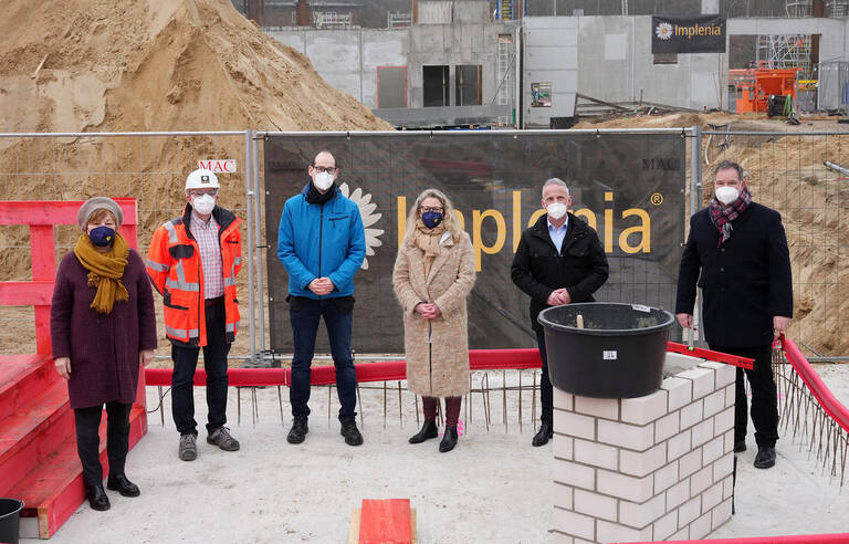 Bettina Jankovsky (BVG), Alexander Holtkamp, Axel Eschment (ABC gGmbH), Ute Bonde (BVG Projekt GmbH), Tino Schopf, Holger Rößner; Implenia Hochbau GmbH (v.l.n.r.). Foto: BVG, Oliver Lang