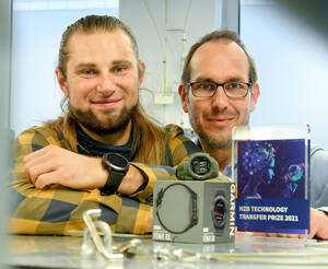 Überzeugt von der erfolgreichen Kooperation aus Forschung und Industrie: Forscher und Preisgewinner Bernd Stannowski (r.) und Tobias Henschel. Foto: WISTA Management GmbH