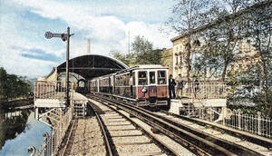 Anfangs war die „U-Bahn“ noch eine Hochbahn. Dieser Zug hielt an der Möckernbrücke. Archiv BVG