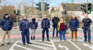 Stadtrat Tobias Dollase (Vierter von rechts) mit Vertreterinnen und Vertretern der Jugendverkehrsschulen und Verkehrssicherheits­beraterinnen und -beratern der Polizei auf dem Gelände in der Friedenstraße. Foto: BA TS