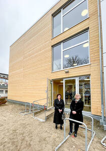 Bezirksbürgermeisterin Maren Schellenberg und Bezirksstadträtin Cerstin Richter-Kotowski vor dem Holz-MEB. Foto: BASZ