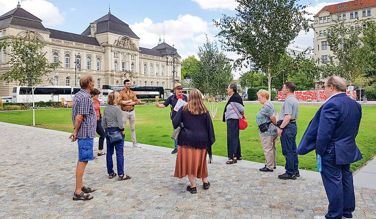 Auch 2022 geschichtsträchtiger Ausgangspunkt für Stadtspaziergänge zu Politik, Literatur, Wissenschaft und Musik: der Steinplatz an der Hardenbergstraße in Charlottenburg. Foto: Gunnar Betz / BACW