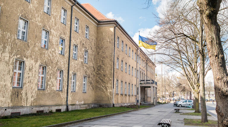 Ukrainische Flagge als Zeichen der Solidarität vor dem Rathaus Zehlendorf.