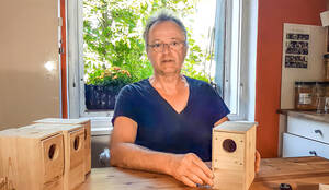 Landschaftsplaner Thomas Gilges-Klemt und die von ihm entwickelte Nistbox. Foto: Gilges-Klemt