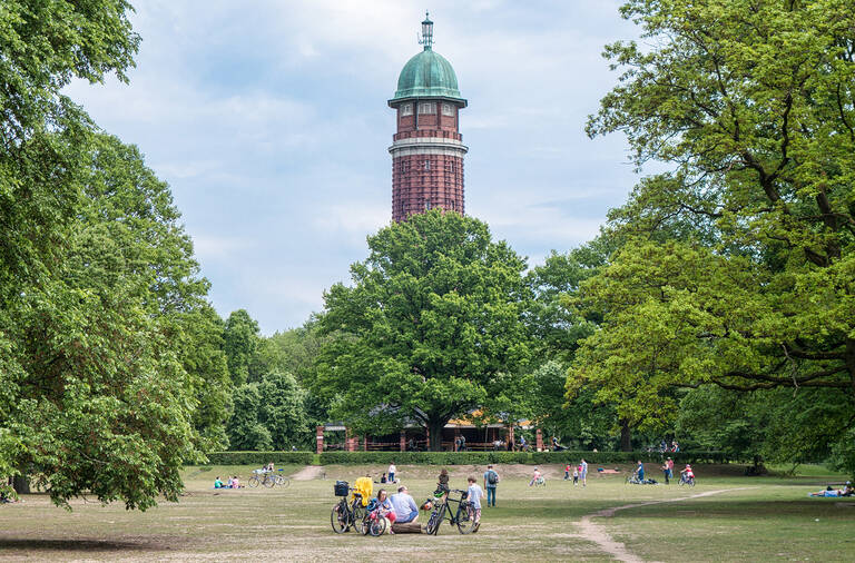 Der Wasserturm ist Blickfang und Landmarke im Volkspark Jungfernheide.