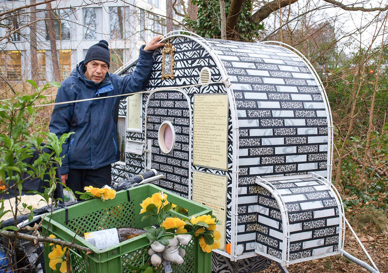 Dauercamper Maik Stolze und sein Mini-Wohnanhänger.