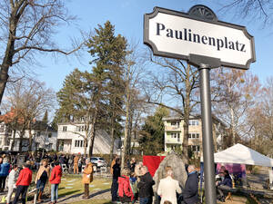 Der Paulinenplatz ist wieder da mit neuem Platzschild. Foto: Schroeren