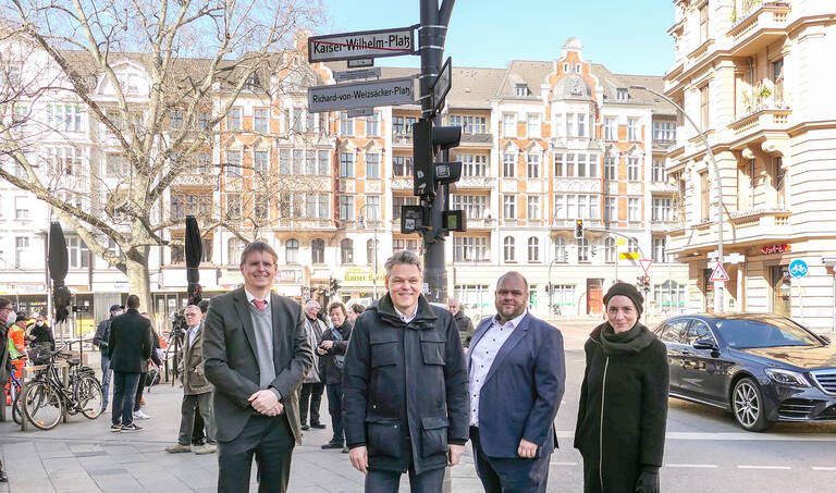 Von links nach rechts: Tobias Dollase, Bezirksbürgremeister Jörn Oltmann, Matthiaa Steickardt und Saskia Ellenbeck vor der neuen Beschilderung des Richard-von-Weizsäcker-Platzes. Foto: BA Tempelhof-Schöneberg