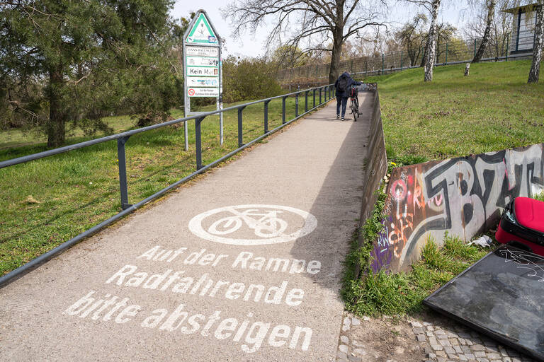 Südlicher Eingang zum Hans-Baluschek-Park: Künftig getrennte Wege für Radfahrer und Fußgänger.