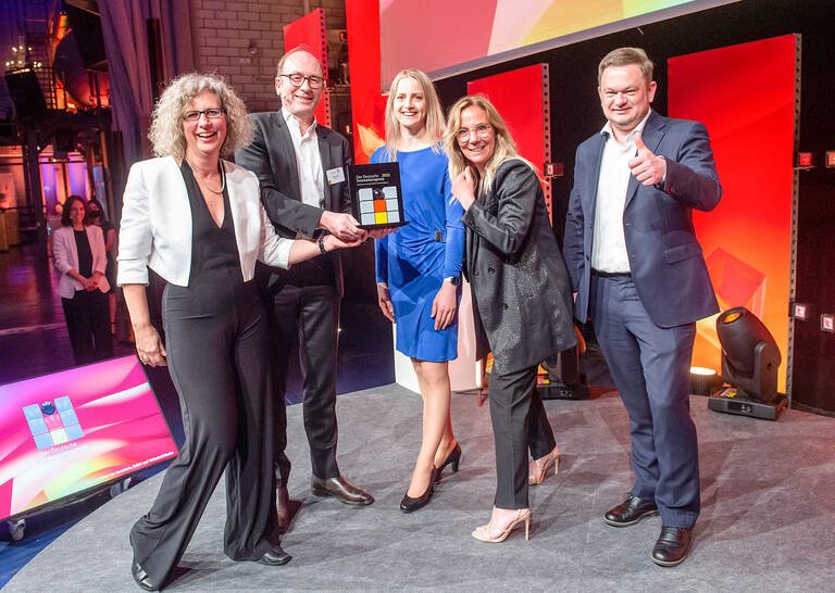 Glückliche Gewinner: Geschäftsführerin Alexandra Knauer mit Laudator Beat Balzli und ihrem Team Anja Roden, Daniela Fehr, Carsten Losch bei der Preisverleihung (v.l.n.r.). Foto: Marc-Steffen Unger