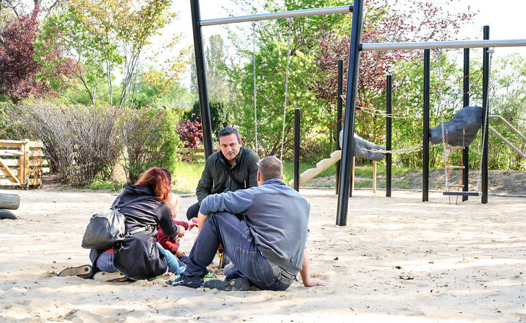 Bezirksstadtrat Urban Aykal im Gespräch mit einer Familie auf dem neu eröffneten Spielplatz. Foto: BA Steglitz-Zehlendorf