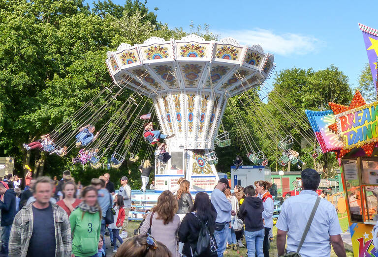 Karussells, Geisterbahn, Lose und mehr – Spaß für die ganze Familie auf der Steglitzer Woche.