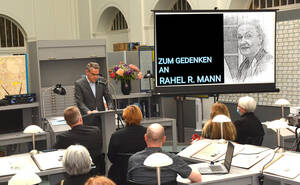 Bezirksbürgermeister Jörn Oltmann spricht anlässlich der Gedenkfeier für die Zeitzeugin Rahel R. Mann. Foto: Helmut Jerabek