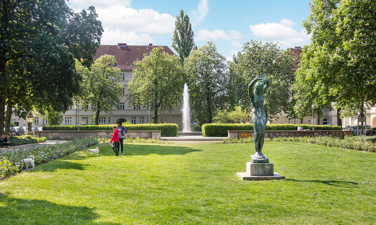 Viel Grün mit Kunst und Brunnen, dazu sonnige Wohnungen machen die Ceciliengärten zu einer gefragten Wohnlage.