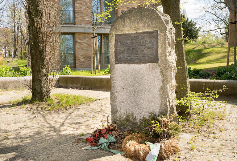 Gedenkstein an der Koenigsallee.