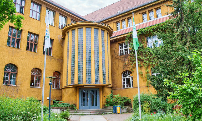 Das Goethe-Gymnasium an der Drakestraße 72.