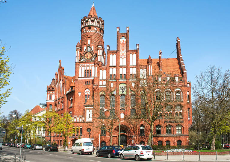Die Geschäftsstelle der Musikschule City West ist im Rathaus Schmargendorf untergebracht.