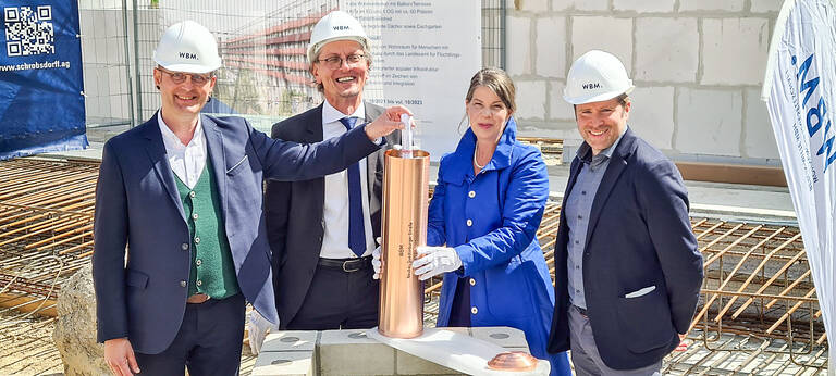 Präparieren den Grundstein für das Bauprojekt an der Quedlinburger Straße 45: (v.l.) Alexander Straßmeir, Christian Gaebler, Christina Geib und Fabian Schmitz-Grethlein. Foto: Brühl / BACW