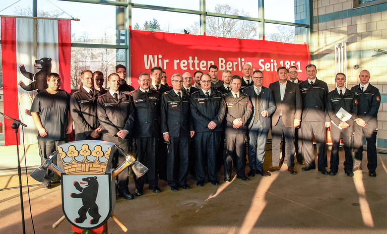 Kameraden der Berufsfeuerwehr und der neuen Freiwilligen Feuerwehr von Charlottenburg-Nord.