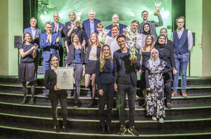 Alle Gewinner und Sponsoren des Green Buddy Awards 2022 sowie Bezirksbürgermeister Jörn Oltmann und Bezirksstadträtin Saskia Ellenbeck. Foto: Bezirksamt Tempelhof-Schöneberg