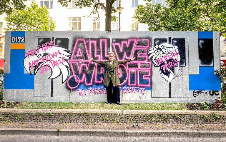 Bauch bei der Eröffnung des Kunstprojekts „All We Wrote – The Passion of Graffiti“ auf dem Kudamm. Foto: BACW