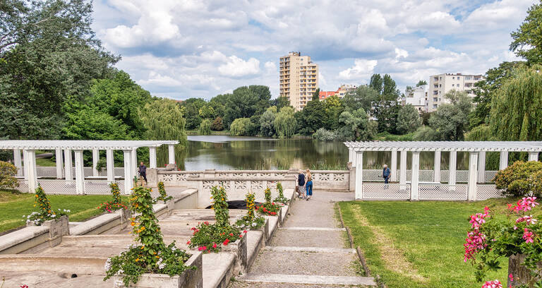 Die Große Kaskade am Südufer des Lietzenseeparks wurde 1912-1913 von Erwin Barth und Heinrich Seeling geschaffen. Im Jahr 2006 wurde sie saniert, 2018 erfolgte der Neubau der Pergola.