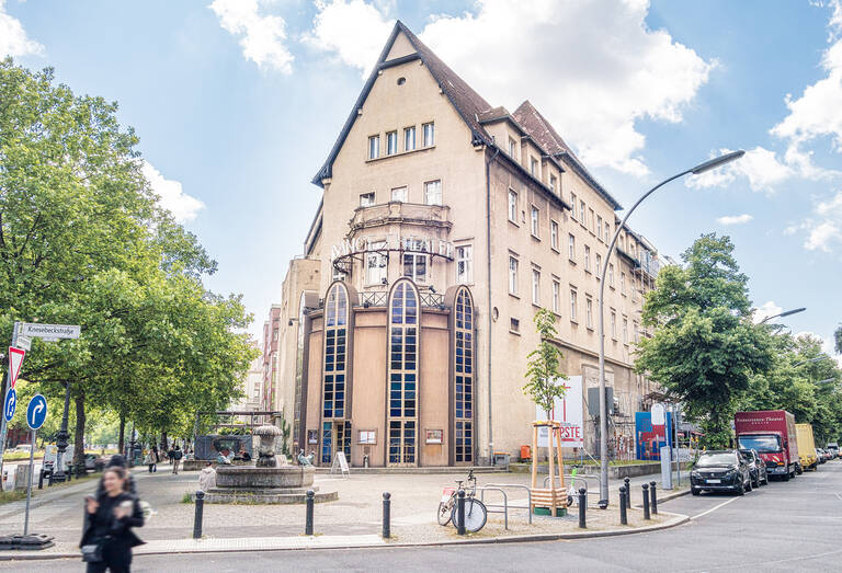 Hardenbergstraße Ecke Knesebeckstraße.