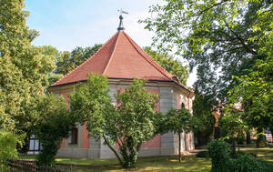 Nach mehrjähriger Sanierung ist die Alte Dorfkirche wieder geöffnet.