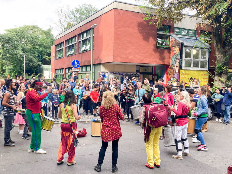 Tambores Verdes, bunte Percussionsgruppe aus dem IKH, bringt nicht nur zum Sommerfest gute Stimmung und Menschen zusammen. Foto: Max Meier