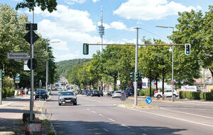 Königstraße mit dem Schäferberg samt Turm im Hintergrund.