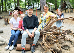 Kita-Leiterin Kathrin Enderlein (r.) mit Carolin und Sebastian vom Betreuerteam und Kita-Kindern.