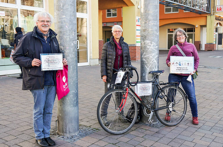 Drei, die sich mit ihrer Initiative für die Menschen in ihrem Bezirk und für die Demokratie stark machen:  (v.l.n.r.)Stephan Voß, Dorit Grieser und Sabine Moser. Foto: Initiative Bürger*innenbeteiligung Lichterfelde Ost